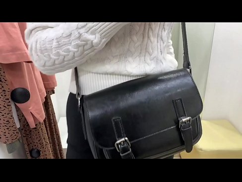 ❤️ 年轻婊子FeralBerry在试衣间用假阳具公开自慰 ️❌ at us❌️❤